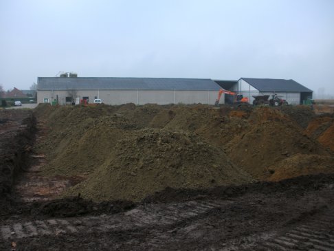 uitgraven kippenstal en invoeren van zavel (6)